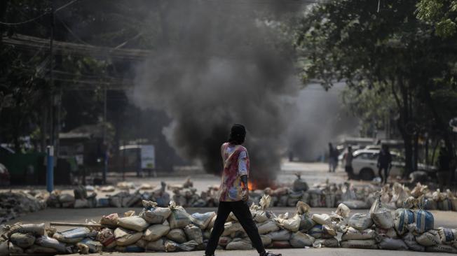 Las protestas contra el golpe militar en Birmania continúan con una ola de violencia en ciudades como Yangon.