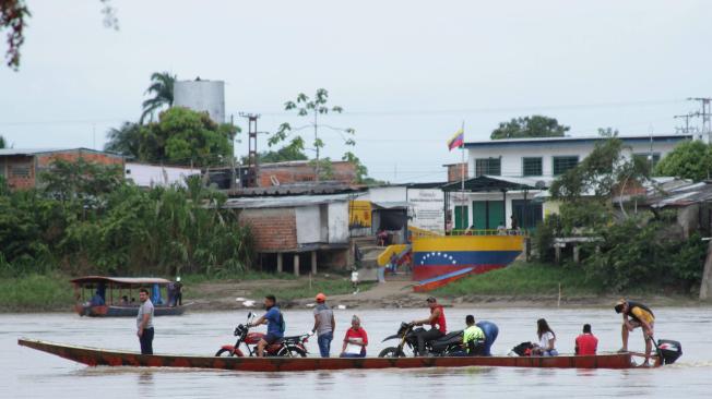 Miles de venezolanos se han visto obligados a pasar en barcas desde La Victoria hasta Arauquita, localidad fronteriza y perteneciente a Colombia, huyendo de los combates.