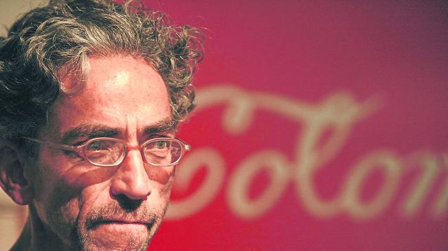 Antonio Caro con su famosa obra 'Colombia', en letras de la marca 'Coca Cola'.