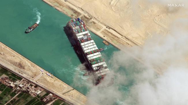 Imagen satelital facilitado por MAXAR Technologies muestra el buque portacontenedores Ever Given después de que se alejó de la orilla oriental del canal y remolcadores que intentaban reposicionar el barco, en el Canal de Suez, Egipto, el 29 de marzo de 2021.