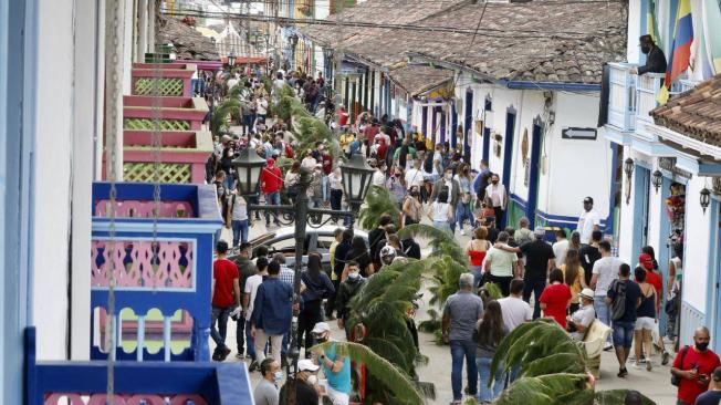 Cientos de turistas llegaron el viernes Santo a Salento, Quindio. La Gobernación del Quindío calcula que durante la Semana Santa llegaron al departamento 200 mil turistas.