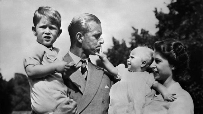 En esta foto de archivo tomada el 1 de enero de 1952, la pareja real británica, la reina Isabel II y el príncipe Felipe, con sus dos hijos, Carlos y Ana.