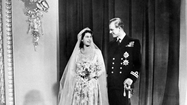 En1947 el príncipe Felipe contrajo matrimonio con la reina Isabel II en el palacio de Buckingham.