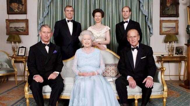 Una foto de 2007 que muestra a la reina Isabel II rodeada de la familia real.