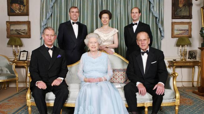 Foto de archivo de la familia real británica tomada el 18 de noviembre de 2007. En esta aparecen la reina Isabel II (centro en primer plano); el príncipe Felipe, duque de Edimburgo (primer plano derecho); el príncipe Carlos (primer plano izquierdo);  el príncipe Eduardo (fondo derecho);  la princesa Ana (fondo central) y el Príncipe Andrés.