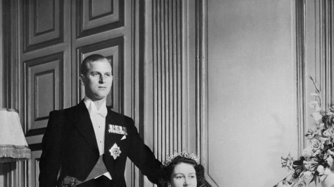 Príncipe Felipe y Reina Isabel II en el Palacio de Buckingham, en 1948.