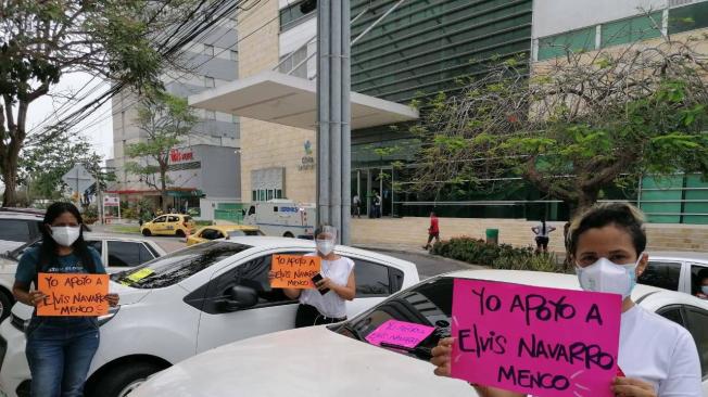 Familiares de Elvis Navarro Menco esperan una pronta solución de parte de las autoridades de salud y se mantienen protestando en la entrada de la clínica Iberoamérica.