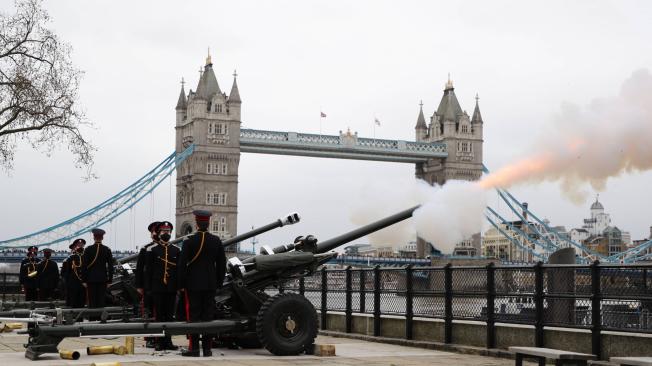 Salvas de  cañón en algunas de las principales ciudades del Reino Unido rinden tributo este sábado al príncipe 
Felipe.
