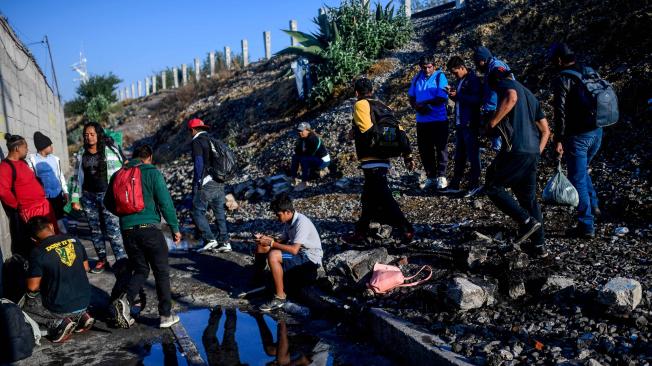 Migrantes centroamericanos esperan frente al refugio de la Sagrada Familia al tren de carga llamado La Bestia, en un intento de llegar a la frontera con Estados Unidos, en Apizaco (México).