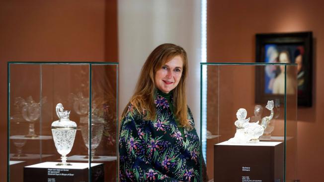 Francesca Thyssen-Bornemisza, hija del barón, posa junto a dos de las piezas del Museo Thyssen.