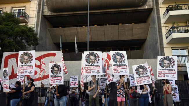 Protesta de miembros de partidos de izquierda contra Bolsonaro frente a la Embajada de Brasil en Buenos Aires, Argentina.
