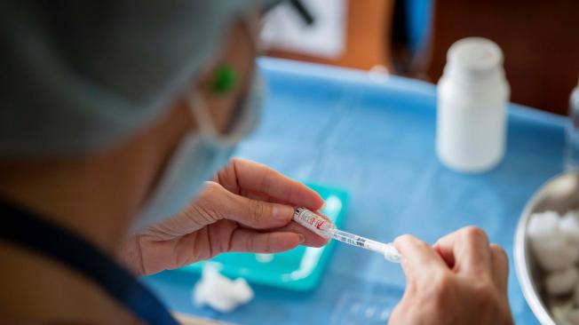 En medio del ascenso de casos y muertes por el covid-19 tras la irrupción de una segunda ola de contagios, la vacunación en Venezuela avanza con lentitud.