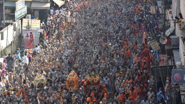 Miles de peregrinos se reúnen para la peregrinación hindú masiva que ocurre cada doce años y rota entre cuatro lugares.