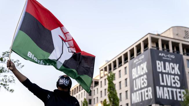 Partidarios de Black Lives Matter celebran la sentencia contra Derek Chauvin.