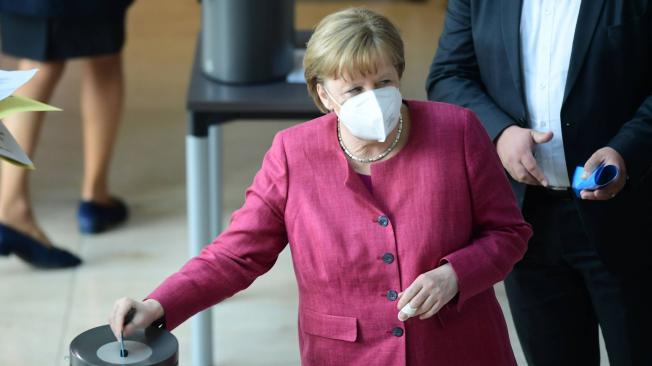 La canciller alemana, Angela Merkel, emite su voto para la votación final sobre la Ley de Protección contra las Infecciones durante una sesión del parlamento alemán en Berlín.