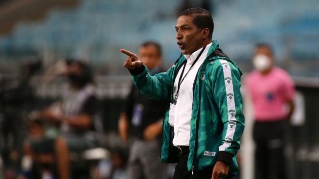 Alexis García entrenador de La Equidad hoy, en un partido de la Copa Sudamericana entre Gremio y La Equidad