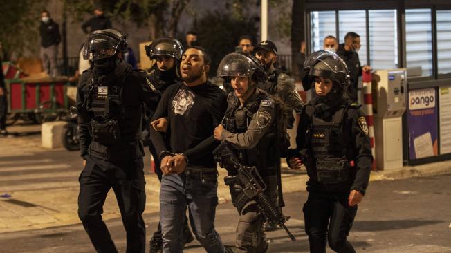 La policía israelí y los palestinos se enfrentaron cuando la policía israelí aumenta las restricciones en el área después de los informes de una marcha de Lehava, un grupo judío de extrema derecha. (Estados Unidos, Damasco, Jerusalén).