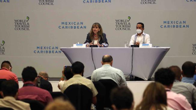 La presidenta y CEO del Consejo Mundial de Viajes y Turismo (WTTC), Gloria Guevara Manzo, y el Gobernador de Quintana Roo, Carlos Joaquín González.