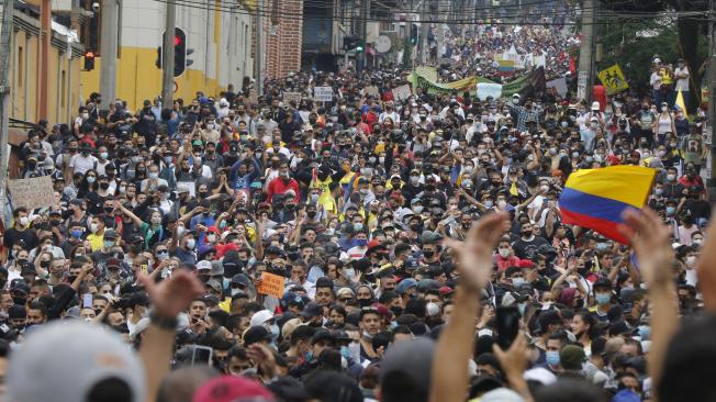 Multitudinaria marcha se vivió en Medellín por el día del trabajo y contra la Reforma Tributaria. Los manifestantes recorrieron desde el parque de Los Deseos hasta el centro administrativo La Alpujarra.
