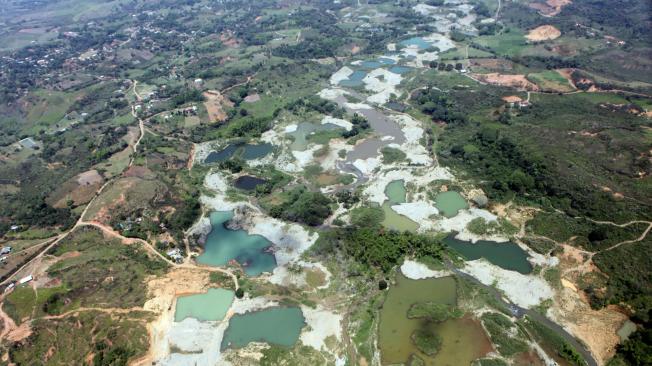 SANTANDER DE QUILICHAO (CAUCA, COLOMBIA), 13/02/2015.- Vista aérea hoy, viernes 13 de febrero de 2015, de una mina ilegal de oro ubicada en la zona rural de Santander de Quilichao, en el departamento de Cauca (Colombia). Además de registrarse problemas de seguridad por el control de esta minas de grupos armados y bandas criminales, los líderes de resguardos indígenas has promovido movilizaciones para hacer frente a esta práctica y rechazarla debido a su impacto ambiental negativo. La minería ilegal afecta el ecosistema directamente por el uso de mercurio y otros metales, que contamina los ríos, así como por el desvío del cauce de los ríos, la excavación sin control y la tala. Según cifras recientes de la Agencia Nacional de Minería de Colombia, el 83 % de los metales preciosos que se producen en Colombia proviene de explotaciones ilegales y, hasta la fecha, solo hay 442 títulos de explotación minera legal de oro y metales preciosos. EFE/Christian Escobar Mora