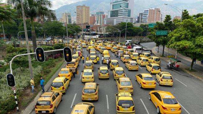 Protesta de taxistas en la glorieta de La Alpujarra en Medellín.