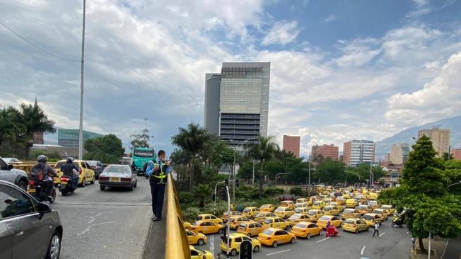 Protesta de taxistas en la glorieta de La Alpujarra en Medellín.