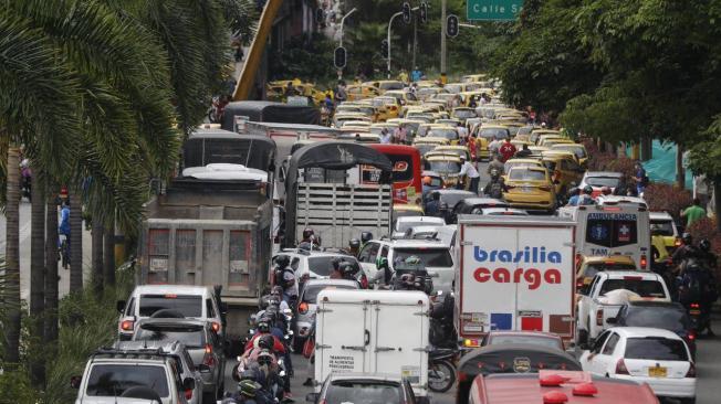 Movilizaciones de taxistas avanzan este 3 de mayo en Medellín.