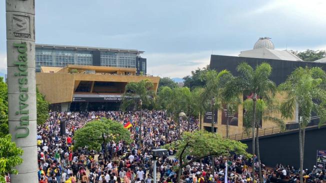 En Medellín los manifestantes terminan la marcha con su regreso al parque de Los Deseos.