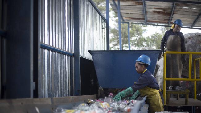 En sus plantas de reciclaje, Darnel Ajover ha reciclado casi 3.000 millones de botellas.