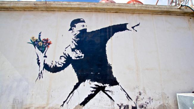 'Soldado lanzando flores’, de Bansky