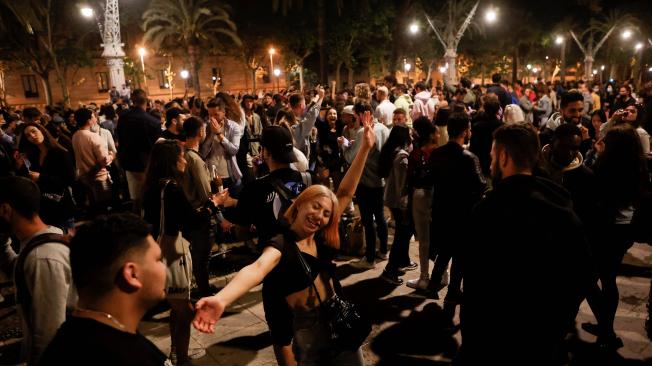 Los españoles celebraron con aglomeraciones el fin del toque de queda y el estado de emergencia, que permanecía desde octubre.