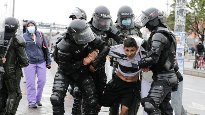 La policía nacional y el Esmad realizan capturas a presuntos manifestantes que provocarán disturbios en el Portal de las Américas.