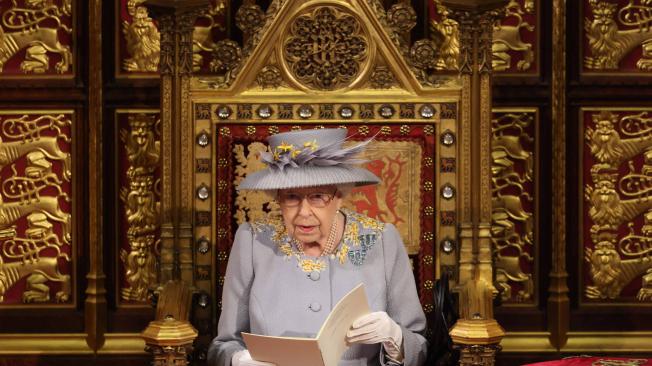 La reina Isabel II leyó un discurso en el parlamento en el cual llamó a la unión para superar los problemas de la pandemia.