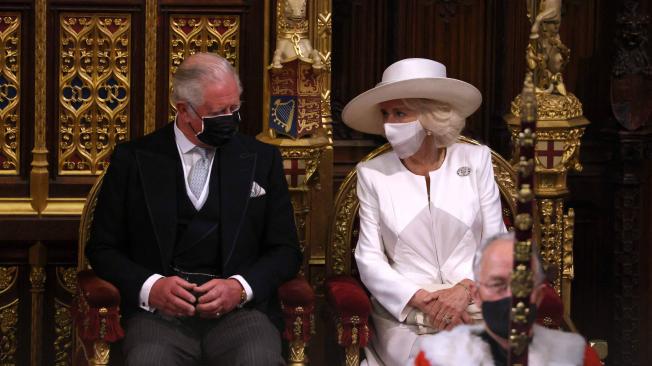 La reina Isabel II estuvo acompañada por su hijo, el príncipe Carlos y su esposa Camila.