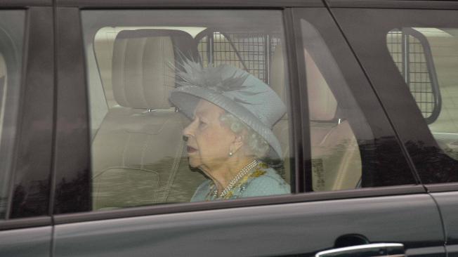 La reina Isabel II no llegó en la tradicional carroza, lo hizo en un auto de la guardia.