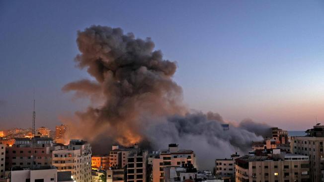 Ondas de humo de un ataque aéreo israelí contra el complejo de Hanadi en la ciudad de Gaza, controlado por el movimiento palestino Hamas.