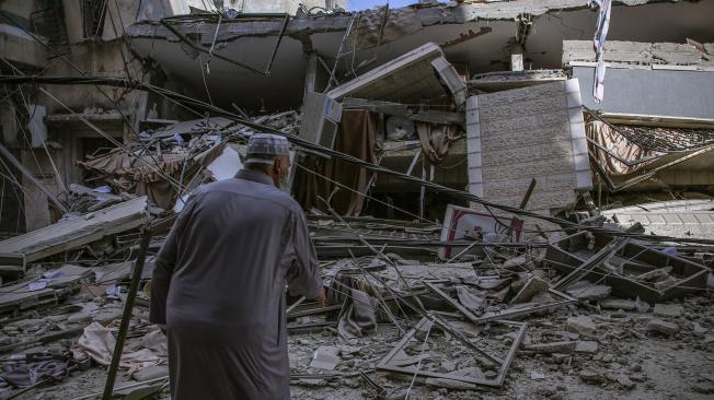 Un palestino observa los destrozos en la vivienda de la familia Al-Turk después de un ataque aéreo israelí en Gaza.