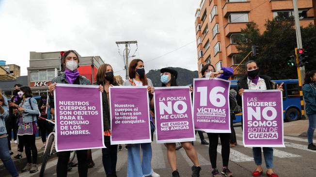 Bogota mayo 14 de 2021.  Planton de mujeres en contra la violencia sexual frente al cai Soledad en el park way.  Fotos: Milton Diaz El Tiempo