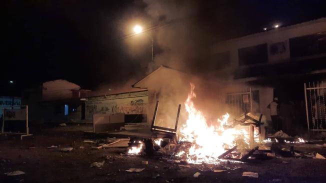Tras horas de enfrentamientos, manifestantes quemaron la URI.