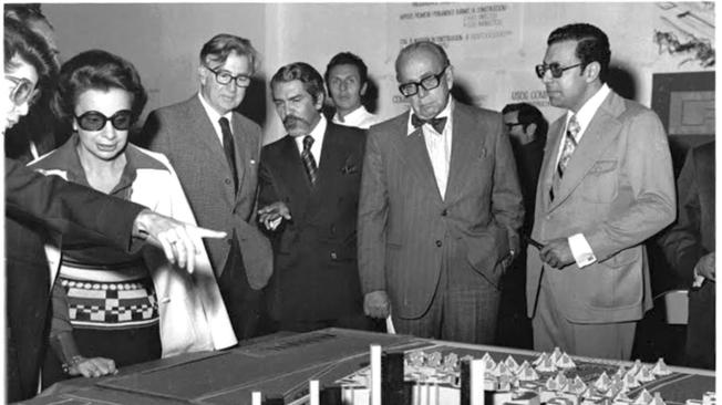 Inauguración de Unicentro: Virgilio Barco Vargas, Pedro Gómez Barrero, Alfonso Palacio Rudas y Hernando Casas, entre otros, en 1976.