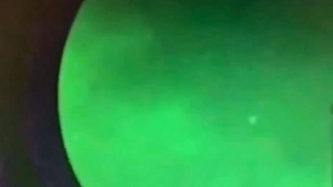 El documentalista Jeremy Corbell publicó un video de visión nocturna en la que aparecen objetos voladores cerca de buques militares estadounidenses.