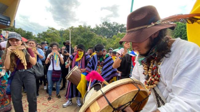 La marcha avanzó hasta el Parque de Los Deseos, en Medellín. Allí, los paisas y la Minga indígena realizaron un plantón.