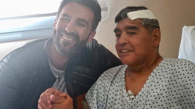 Diego Maradona después de su operación y junto al médico Leopoldo Luque.
