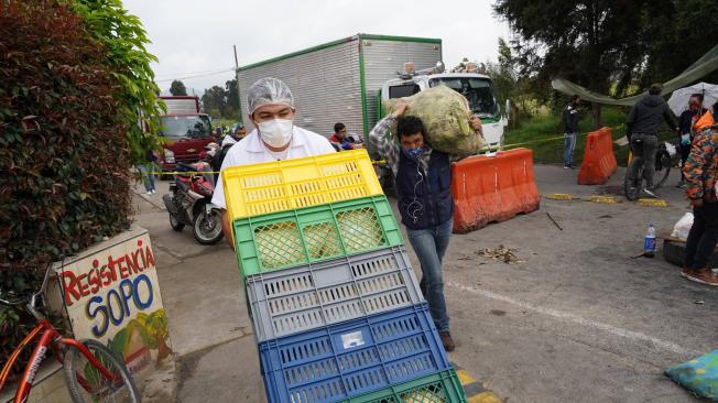 Según el Gobierno, las alzas de precios por los bloqueos están golpeando más duro la capacidad de compra de los colombianos más humildes.