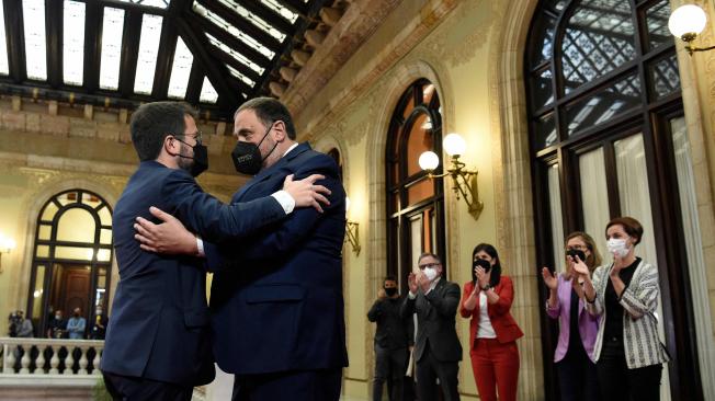 Pere Aragones (izq.) es felicitado por el separatista catalán encarcelado Oriol Junqueras.