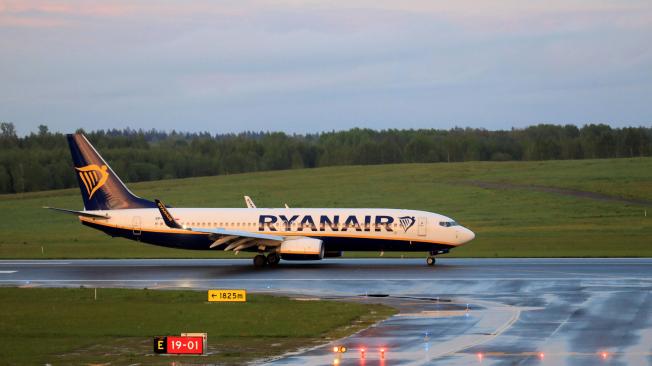 Un Boeing 737-800 de Ryanair aterriza en el aeropuerto internacional de Vilnius, en Vilnius, Lituania, el 23 de mayo de 2021. Como dijo la portavoz de Ryanair, 'el avión que transportaba a decenas de pasajeros desde Atenas a Vilnius fue desviado a la capital bielorrusa bajo la escolta de un Mig -29 después de que las autoridades de Minsk notificaran a su tripulación sobre una "posible amenaza a la seguridad a bordo".