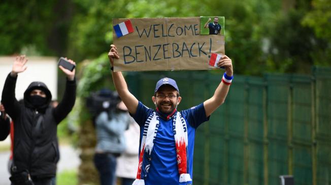 Aficionados le dan la bienvenida a Karim Benzema a la selección francesa.