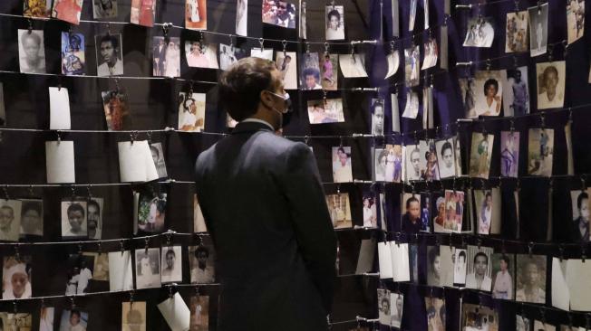 El presidente Macron mira las fotos de las víctimas del genocidio en Ruanda en 1994.