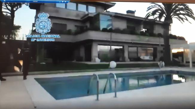 Un piquete de investigadores de la Policía allanó la mansión de Ardila en Barcelona.