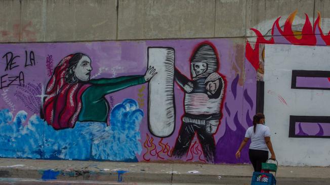 Los murales expresan diferentes temáticas, como este creado por un colectivo feminista en la Circunvalar con carrera 38.